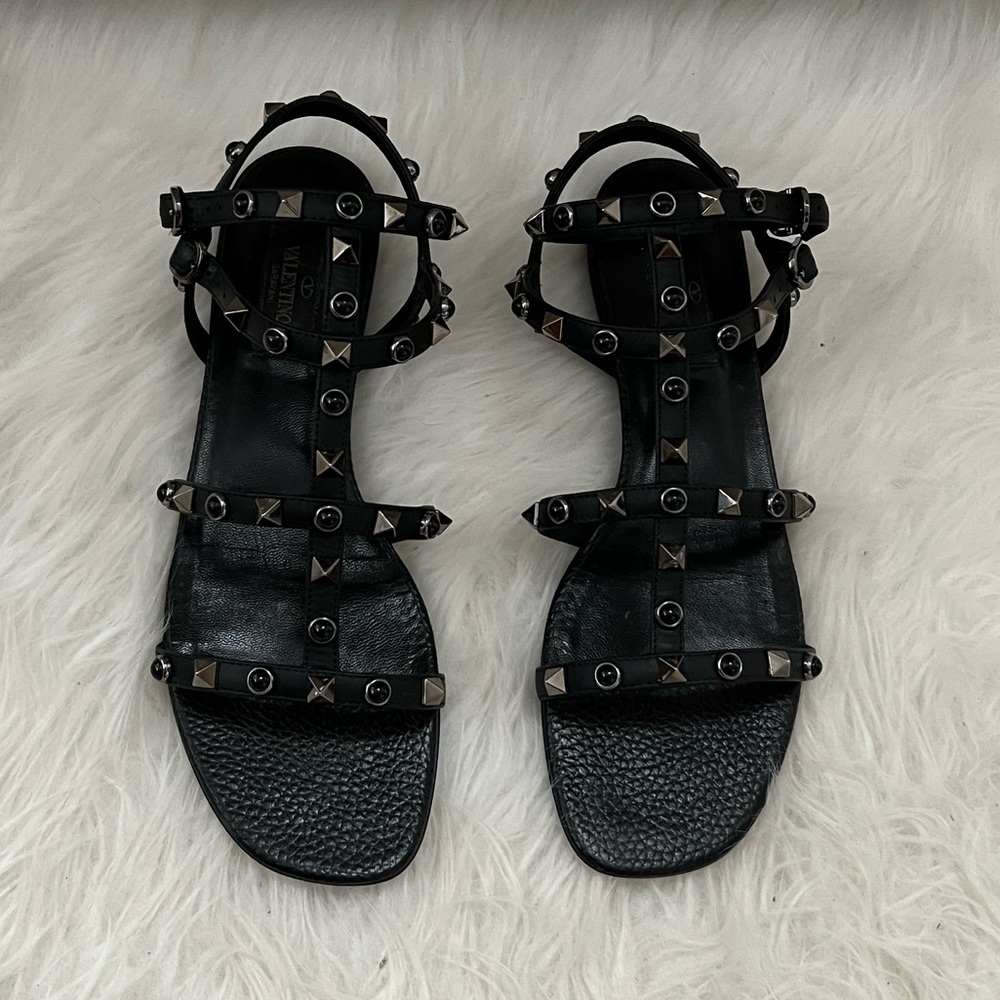 VALENTINO GARAVANI
Rockstud Rolling Leather Flat Sandal, Nero